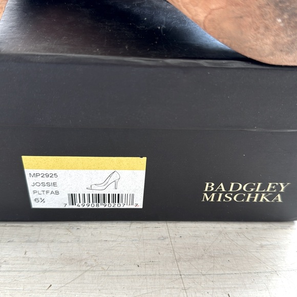 BADGLEY MISCHKA Jossie heels size US 6.5 silver metallic/tan & leather inside - Picture 7 of 15